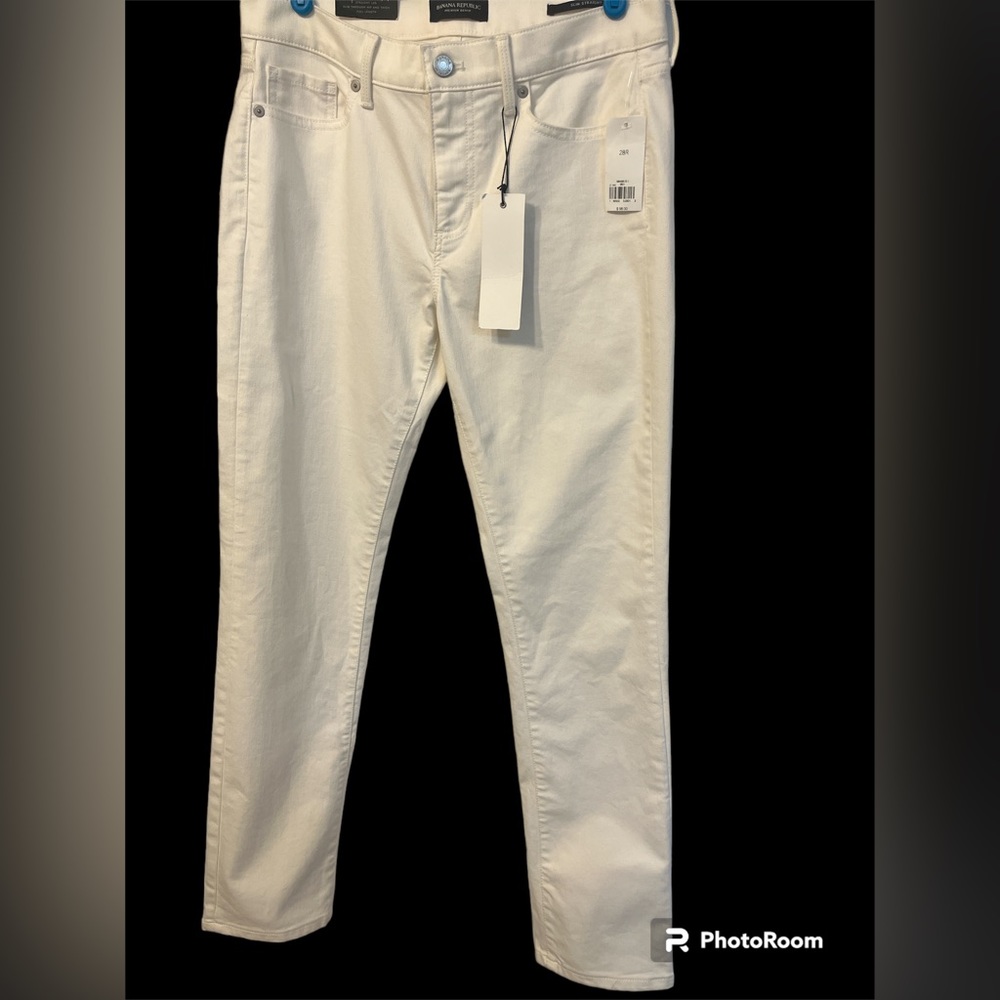 Banana Republic NWT women’s jeans size 28. Straight leg mid rise. Premium denim